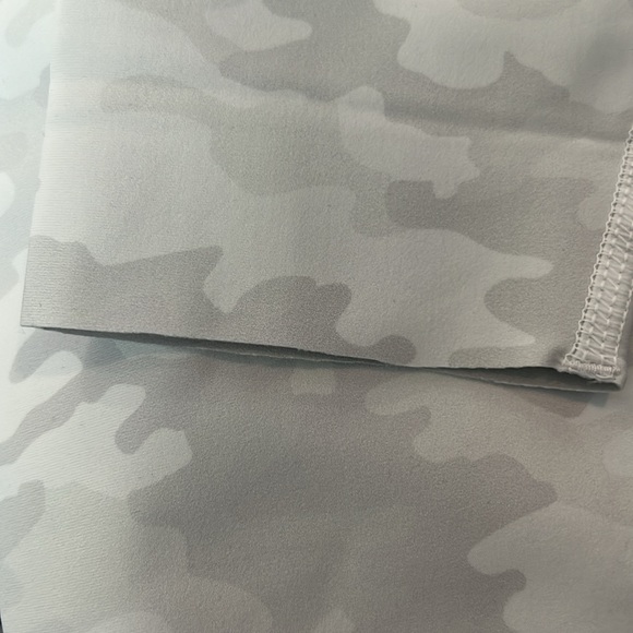 SPANX White Camo Booty Boost Active Printed 7/8 Leggings Size Medium NWT - Picture 9 of 9